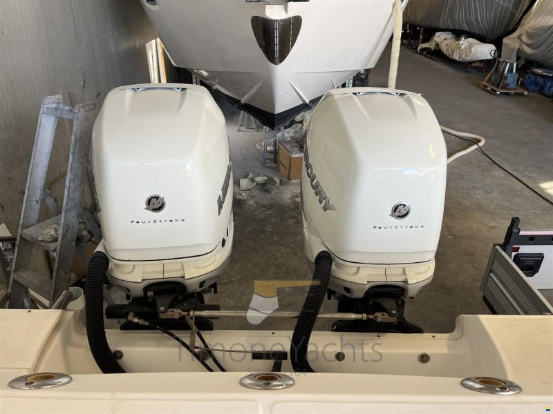 Boston Whaler OUTRAGE 320