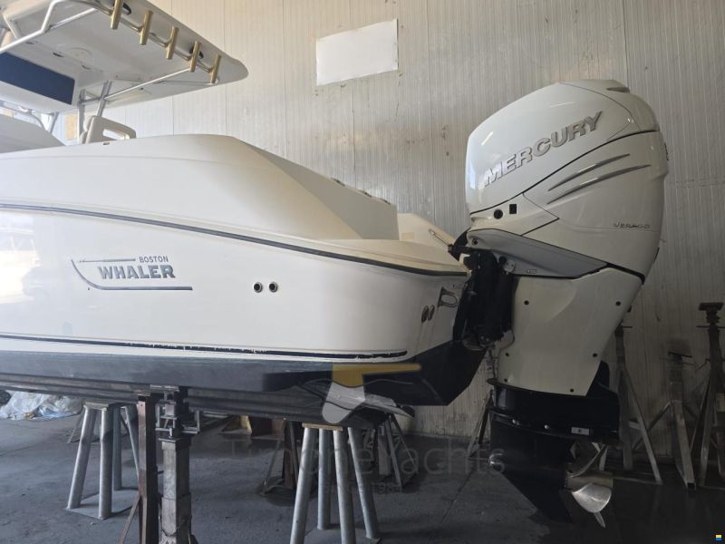 Boston Whaler OUTRAGE 320