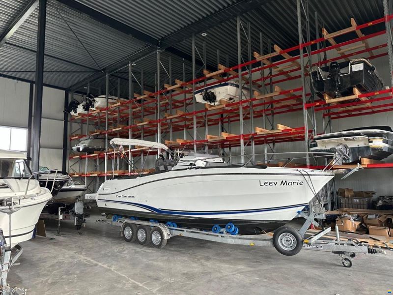 Jeanneau Cap Camarat 9.0 Center Console