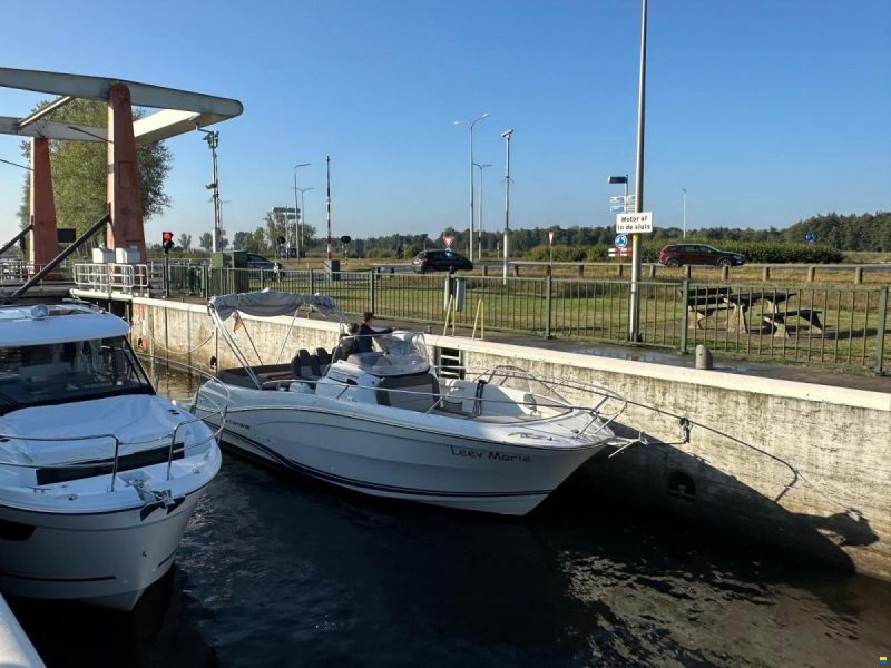 Jeanneau Cap Camarat 9.0 Center Console
