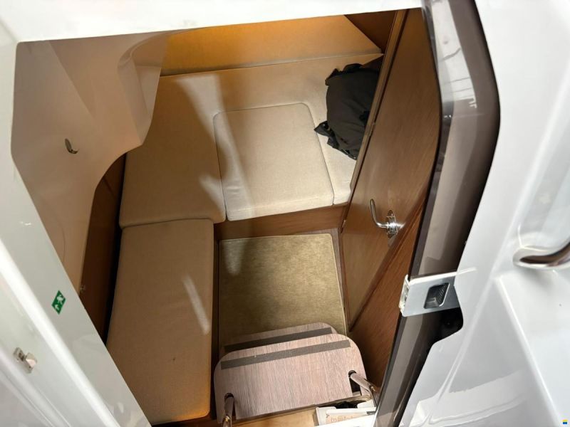 Jeanneau Cap Camarat 9.0 Center Console
