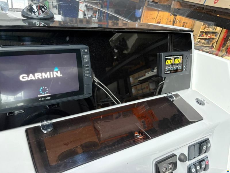 Jeanneau Cap Camarat 9.0 Center Console