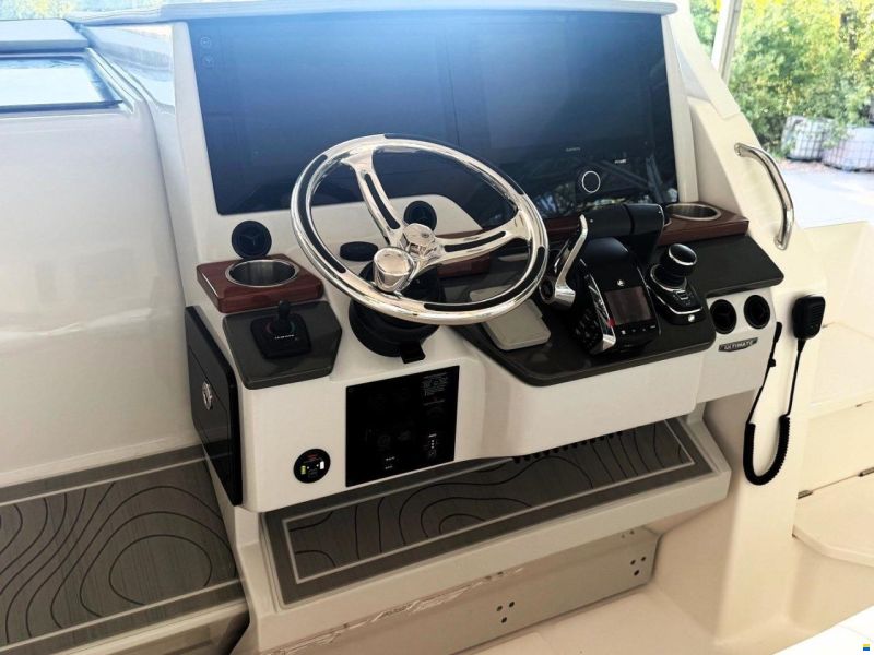 Regal Marine 33 SAV