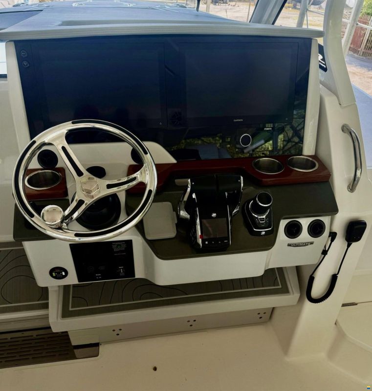 Regal Marine 33 SAV