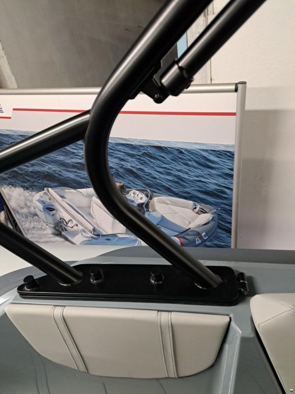 Ranieri Cayman 28 Executive