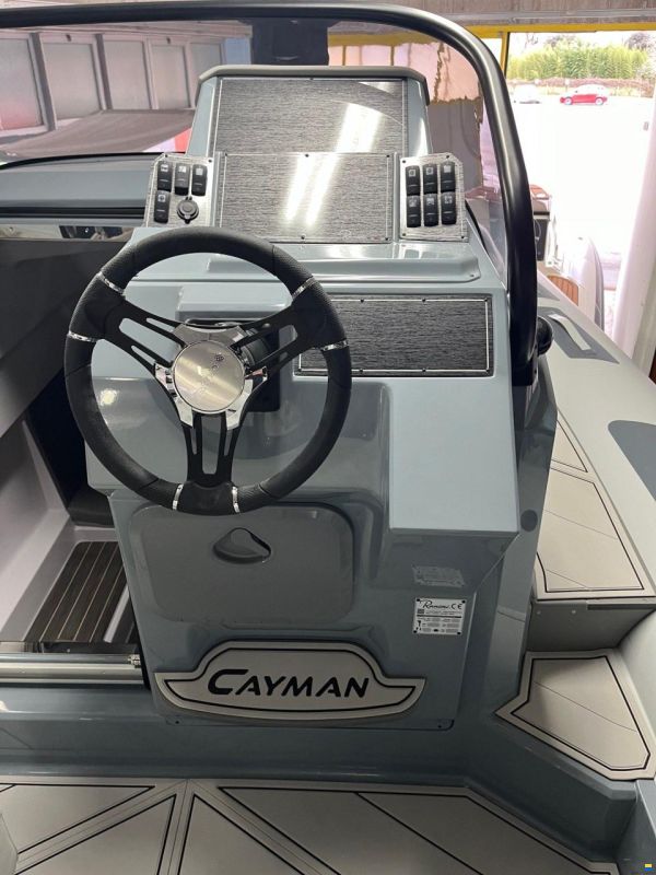 Ranieri Cayman 28 Executive