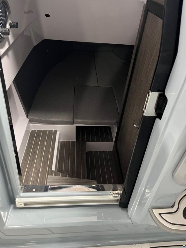 Ranieri Cayman 28 Executive