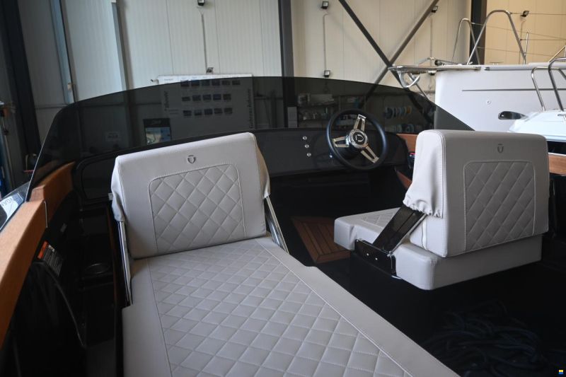 VTS Boats Flying Shark 5.7 Classic