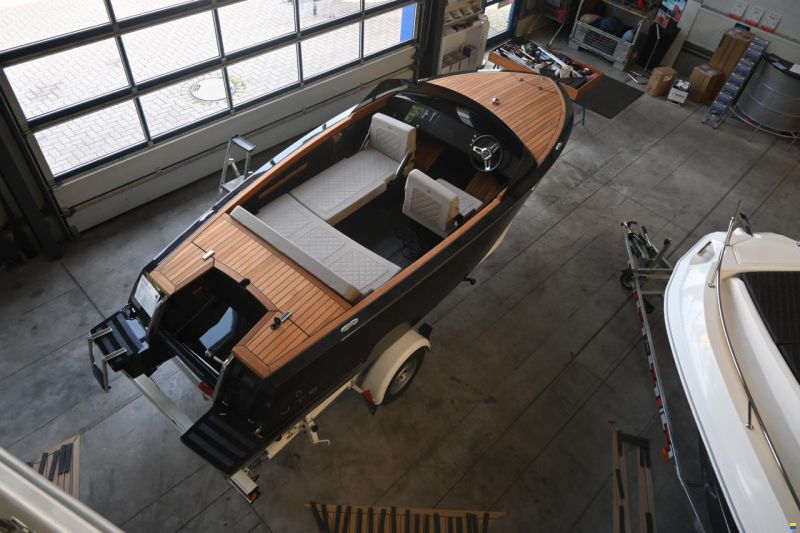 VTS Boats Flying Shark 5.7 Classic