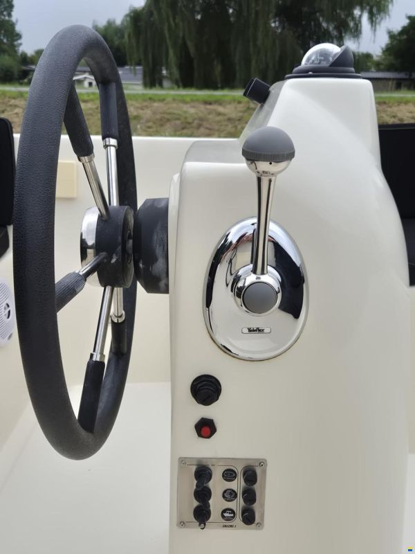 Admiral 525