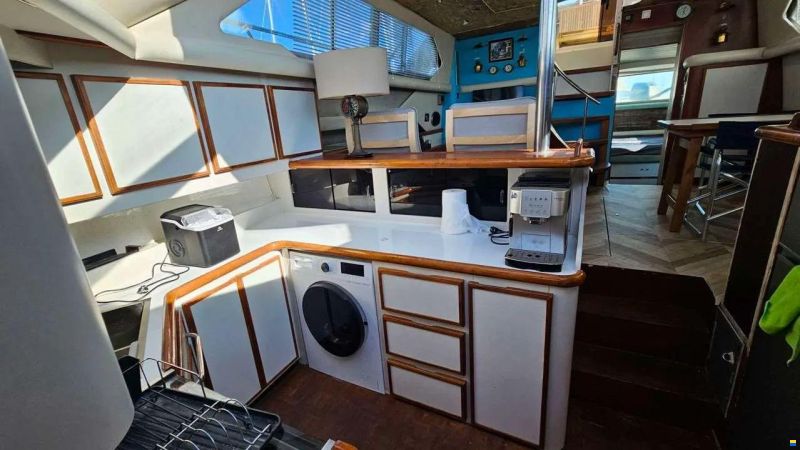 Cruisers 3850 aft