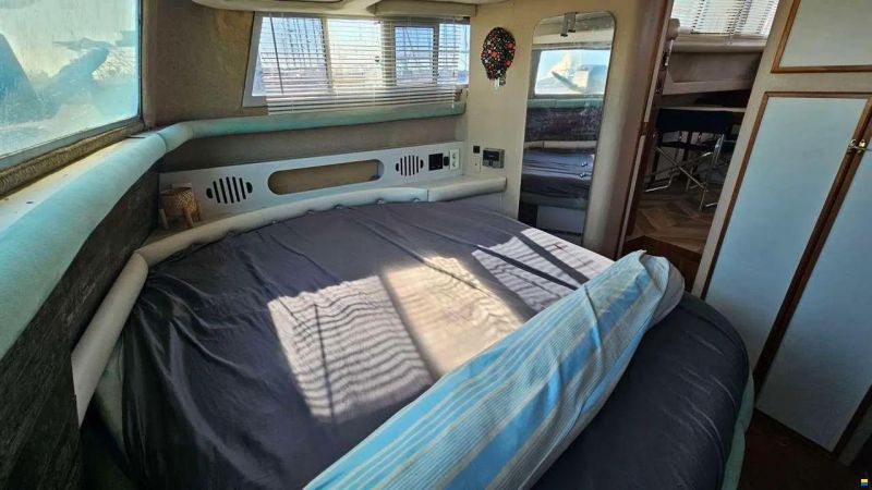 Cruisers 3850 aft