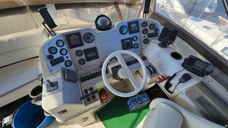 Cruisers 3850 aft