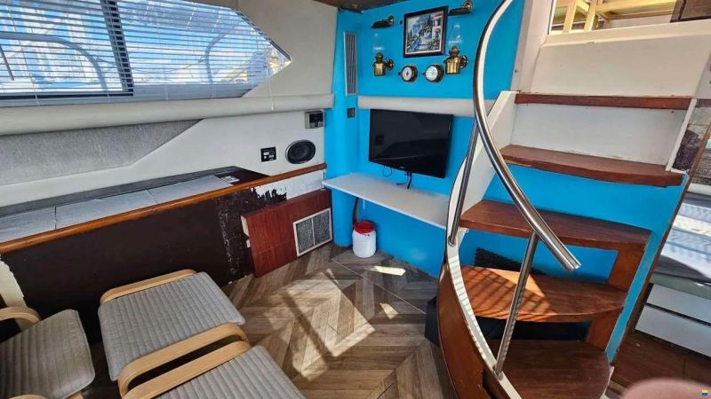 Cruisers 3850 aft