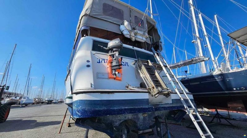 Cruisers 3850 aft