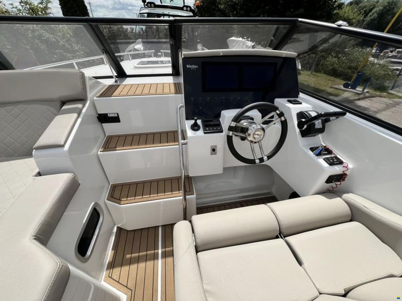 Maxima 800 Cabin