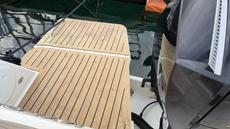 Quicksilver Activ 755 Sundeck