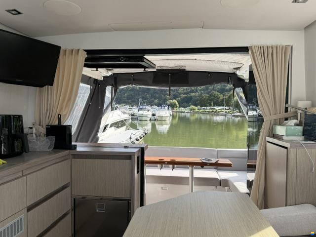 Sealine C335