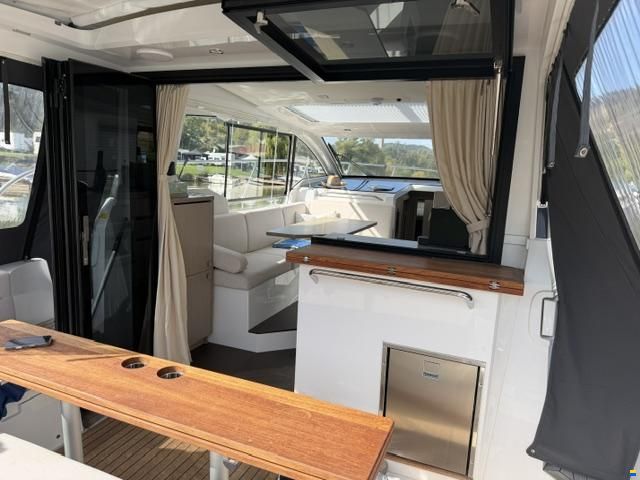 Sealine C335