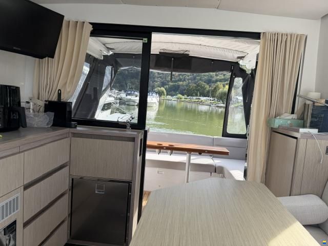 Sealine C335