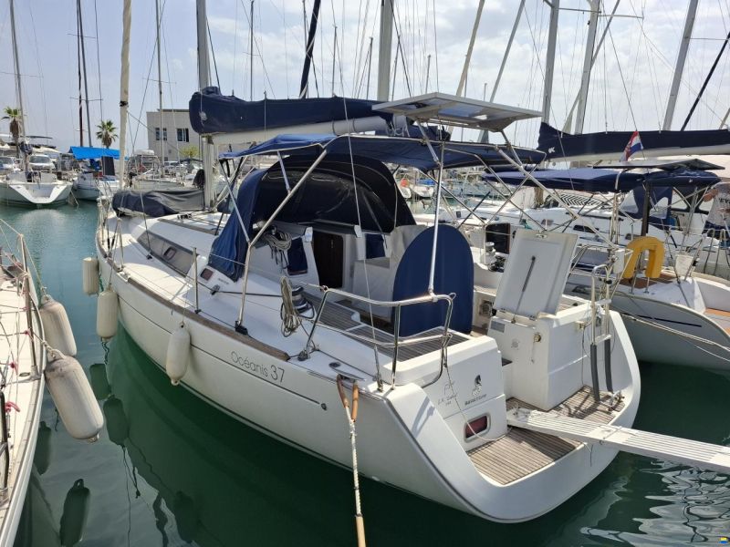 Beneteau Oceanis 37