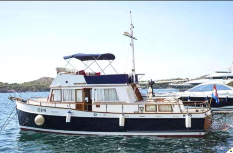 Grand Banks Classic 42 trawler yacht in