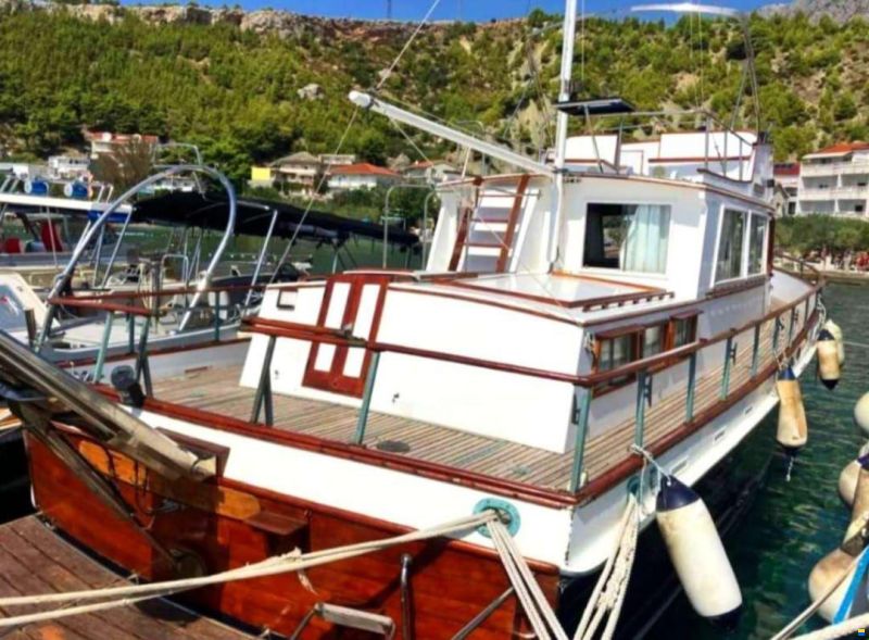 Grand Banks Classic 42 trawler yacht in