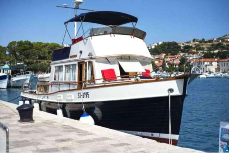 Grand Banks Classic 42 trawler yacht in