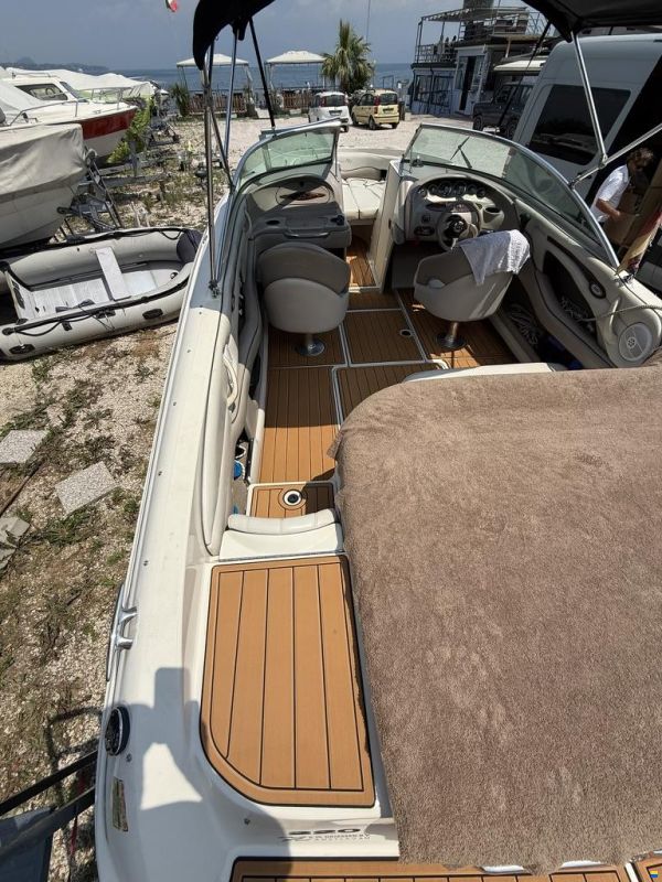 Sea Ray 220 Select Bowrider