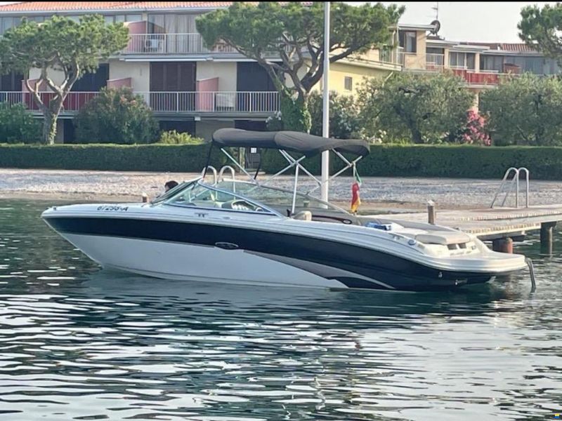 Sea Ray 220 Select Bowrider