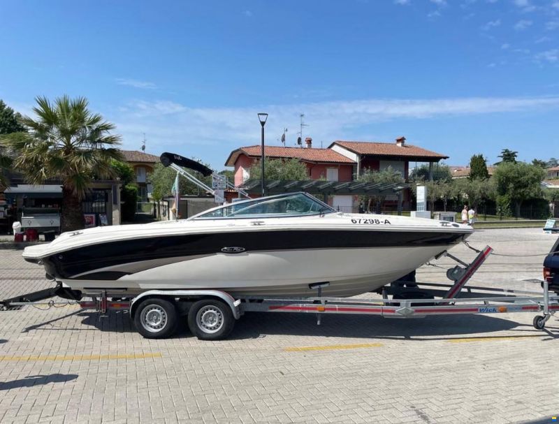 Sea Ray 220 Select Bowrider