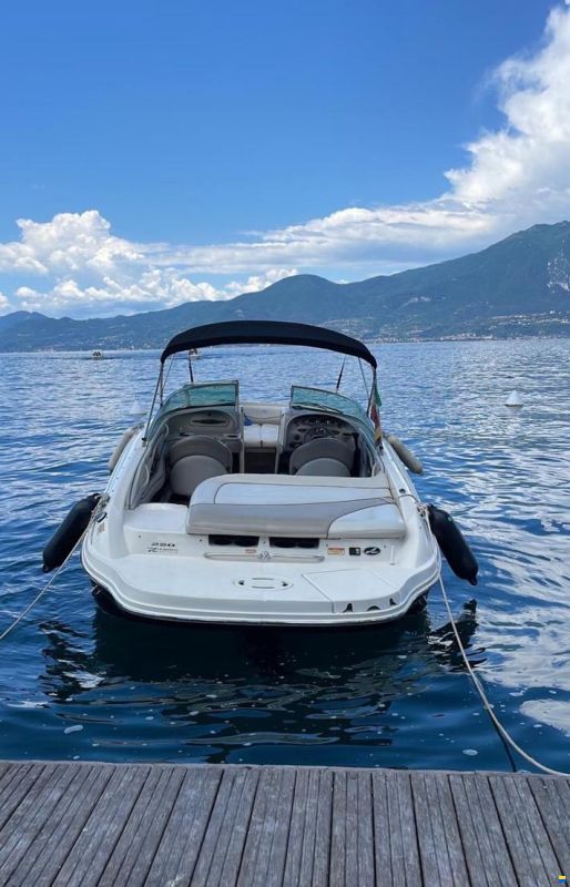 Sea Ray 220 Select Bowrider