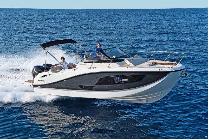 Quicksilver Activ 875 Sundeck