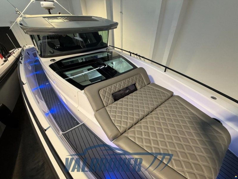 Axopar 37 XC Cross Cabin