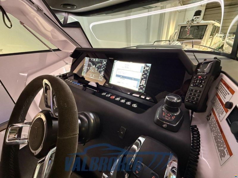 Axopar 37 XC Cross Cabin