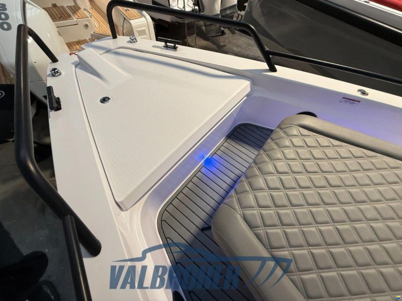 Axopar 37 XC Cross Cabin