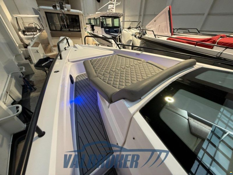Axopar 37 XC Cross Cabin