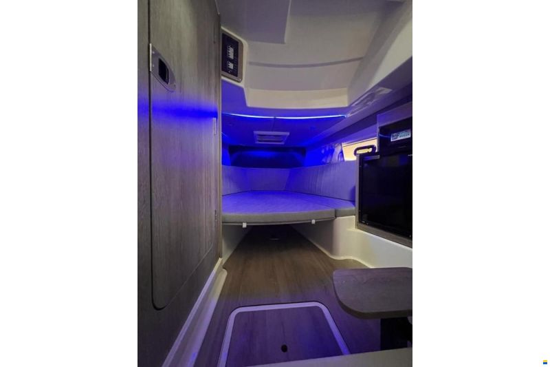 Quicksilver Activ 875 Sundeck