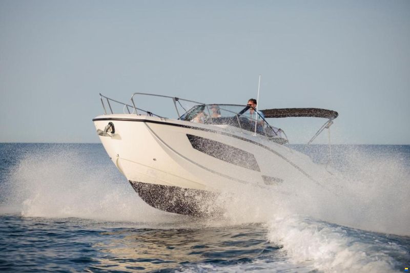 Quicksilver Activ 875 Sundeck