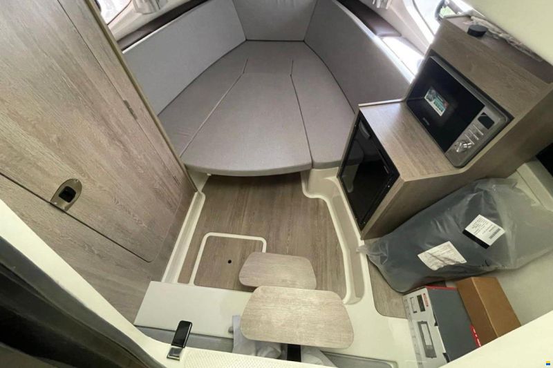 Quicksilver Activ 875 Sundeck