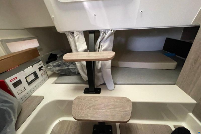 Quicksilver Activ 875 Sundeck