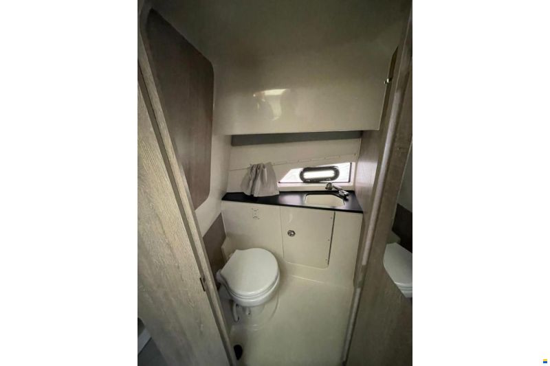 Quicksilver Activ 875 Sundeck