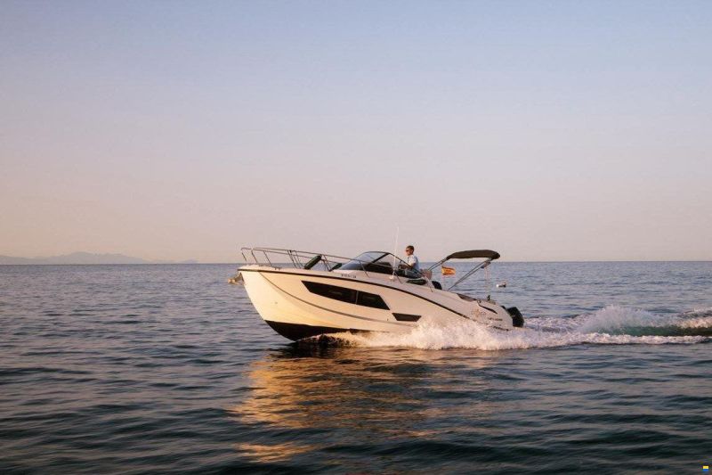 Quicksilver Activ 875 Sundeck