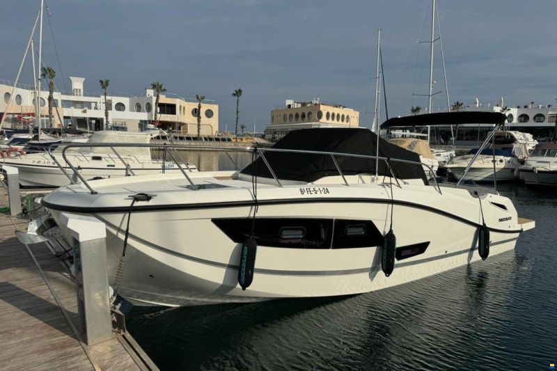 Quicksilver Activ 875 Sundeck