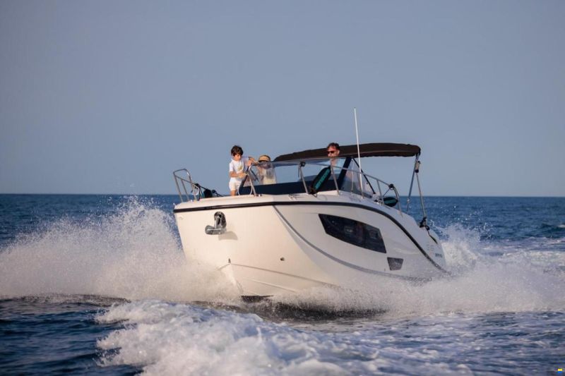 Quicksilver Activ 875 Sundeck
