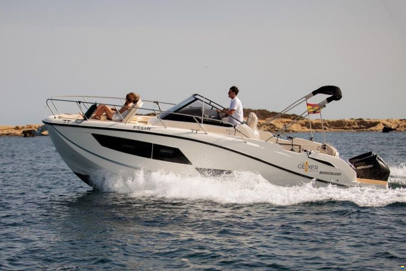 Quicksilver Activ 875 Sundeck