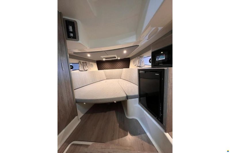 Quicksilver Activ 875 Sundeck