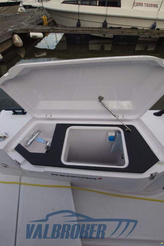 Axopar 37 XC Cross Cabin