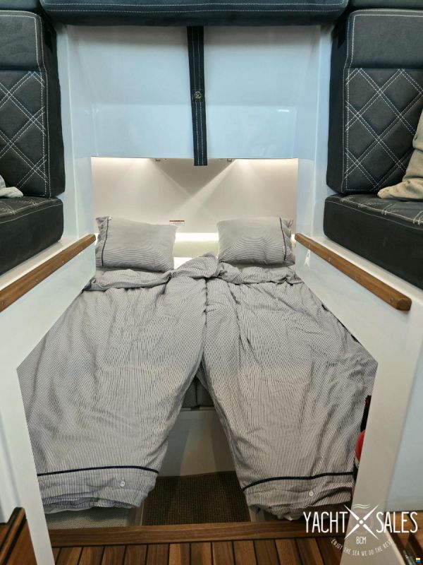 Axopar 37 XC AFT CABIN