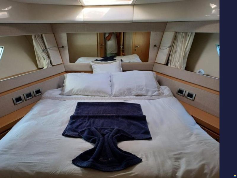 Ferretti 560